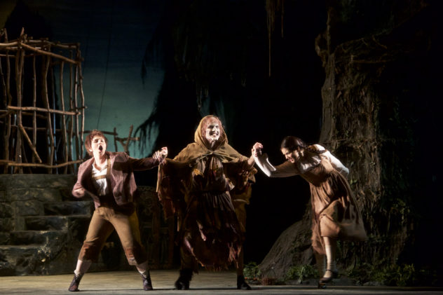 Anna-Katharina Tonauer (Hänsel), Juan Carlos Falcón (Knusperhexe), Csilla Csövari (Gretel) © Christian POGO Zach